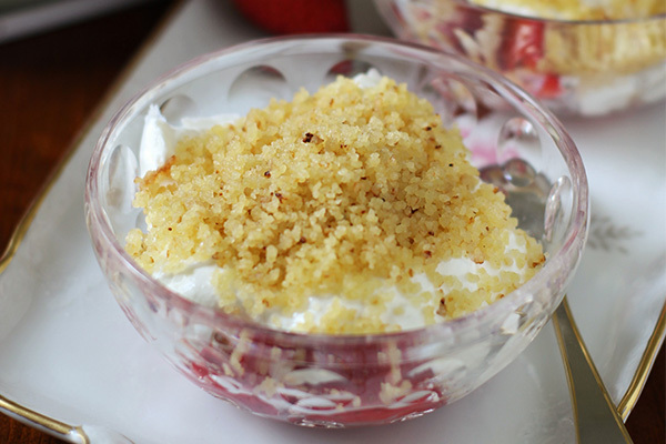 Ginger strawberries with MARTINO Couscous crumble