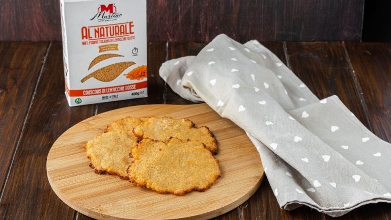 Red lentil couscous crisps