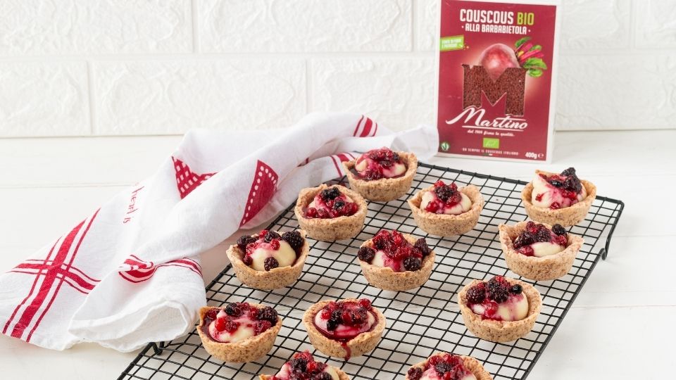 Couscous tartlets with cream and berries