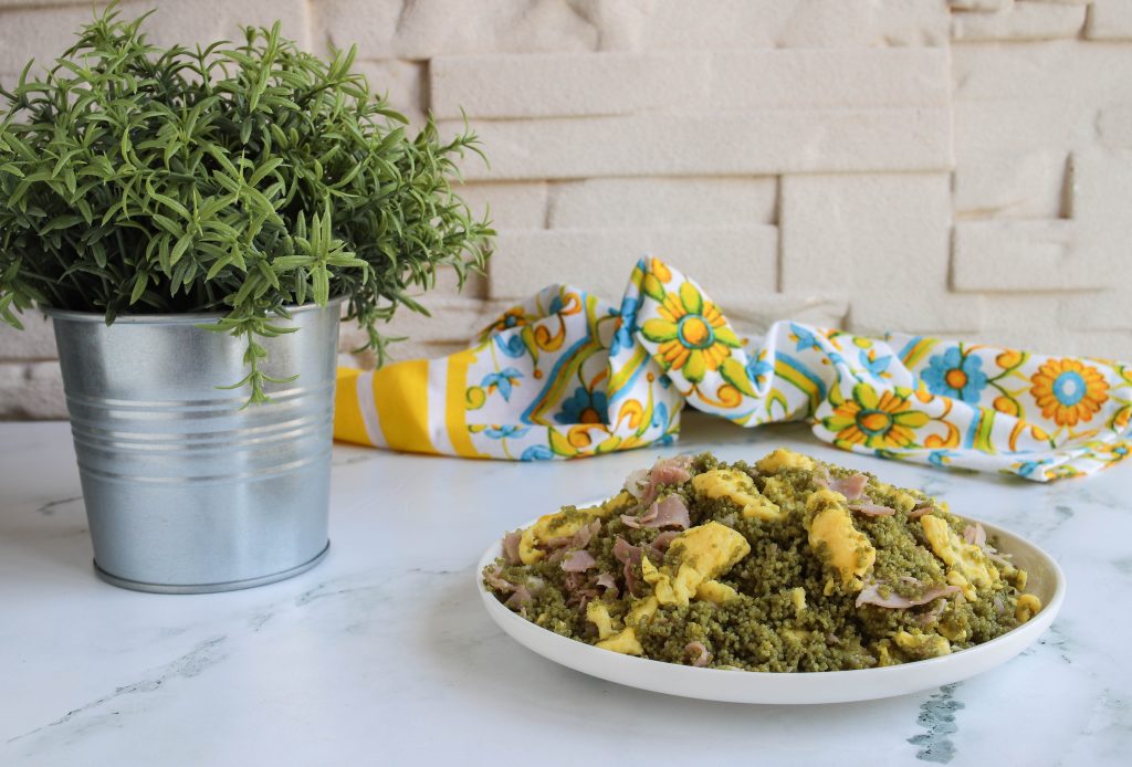 Cous cous agli spinaci con uova e prosciutto