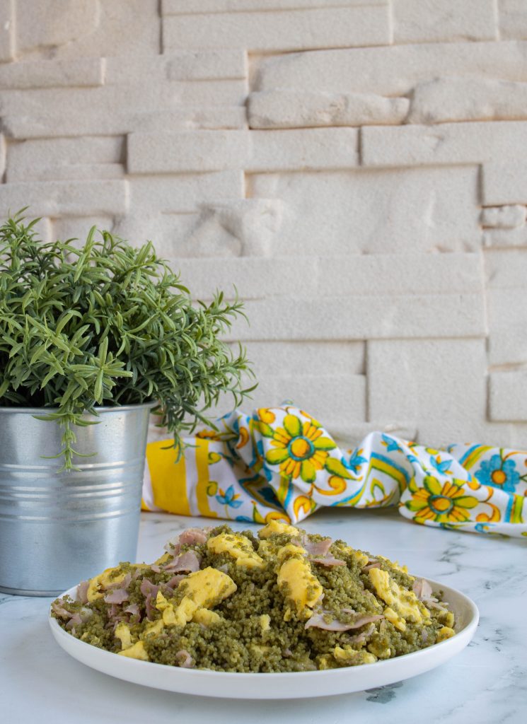 Cous cous agli spinaci con uova e prosciutto
