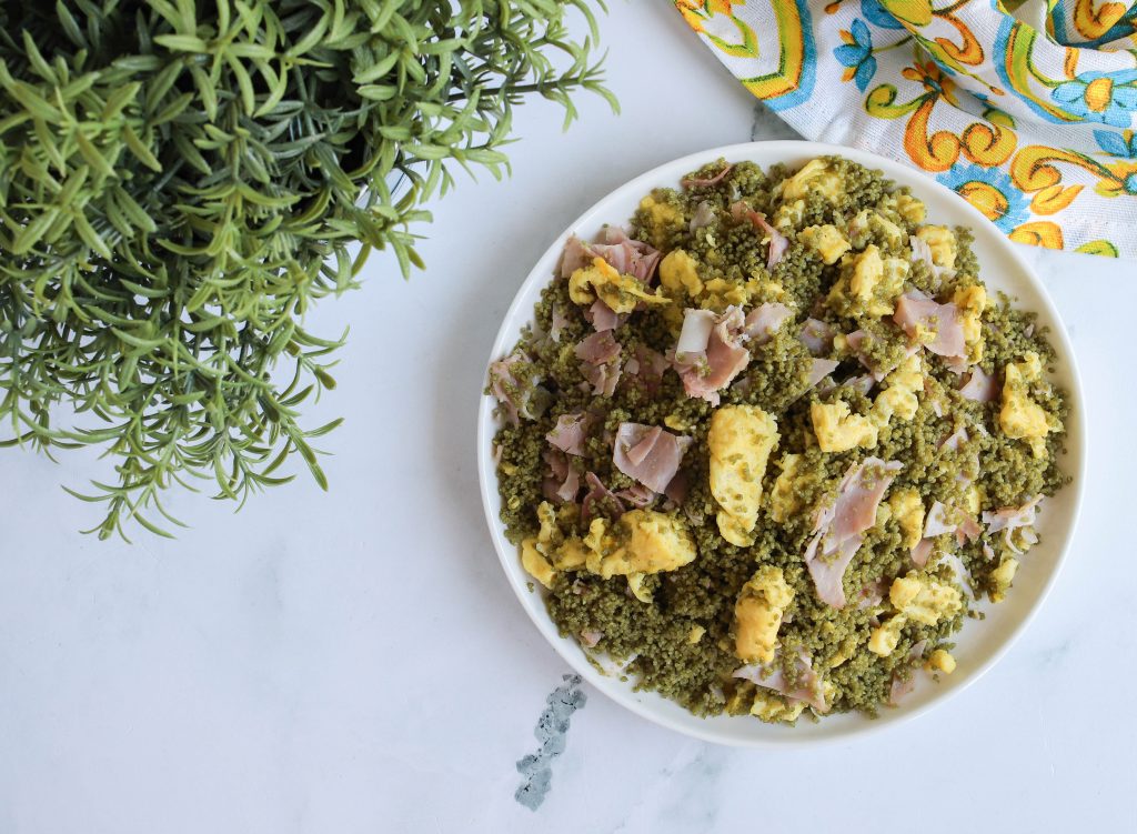 Cous cous agli spinaci con uova e prosciutto