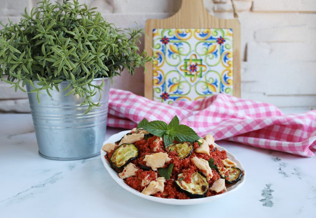 COUSCOUS ALLA BARBABIETOLA CON SALMONE E ZUCCHINE