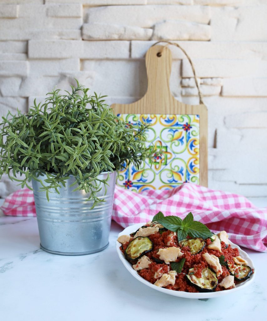 COUSCOUS ALLA BARBABIETOLA CON SALMONE E ZUCCHINE