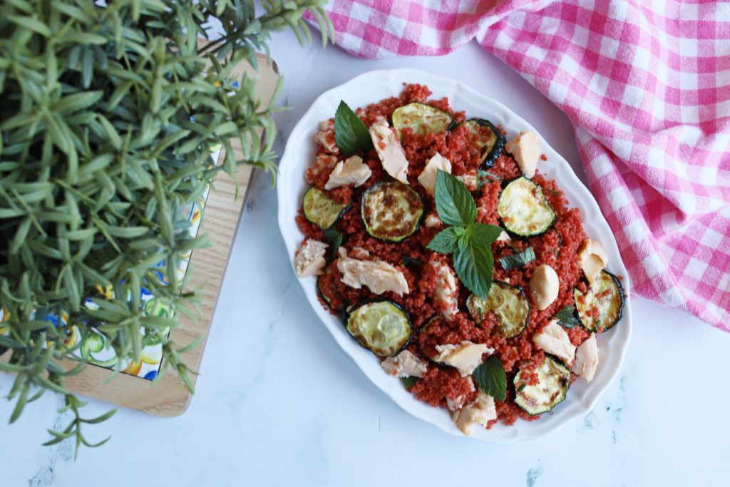 COUSCOUS ALLA BARBABIETOLA CON SALMONE E ZUCCHINE