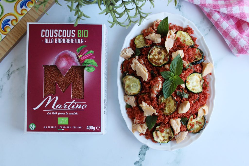 COUSCOUS ALLA BARBABIETOLA CON SALMONE E ZUCCHINE